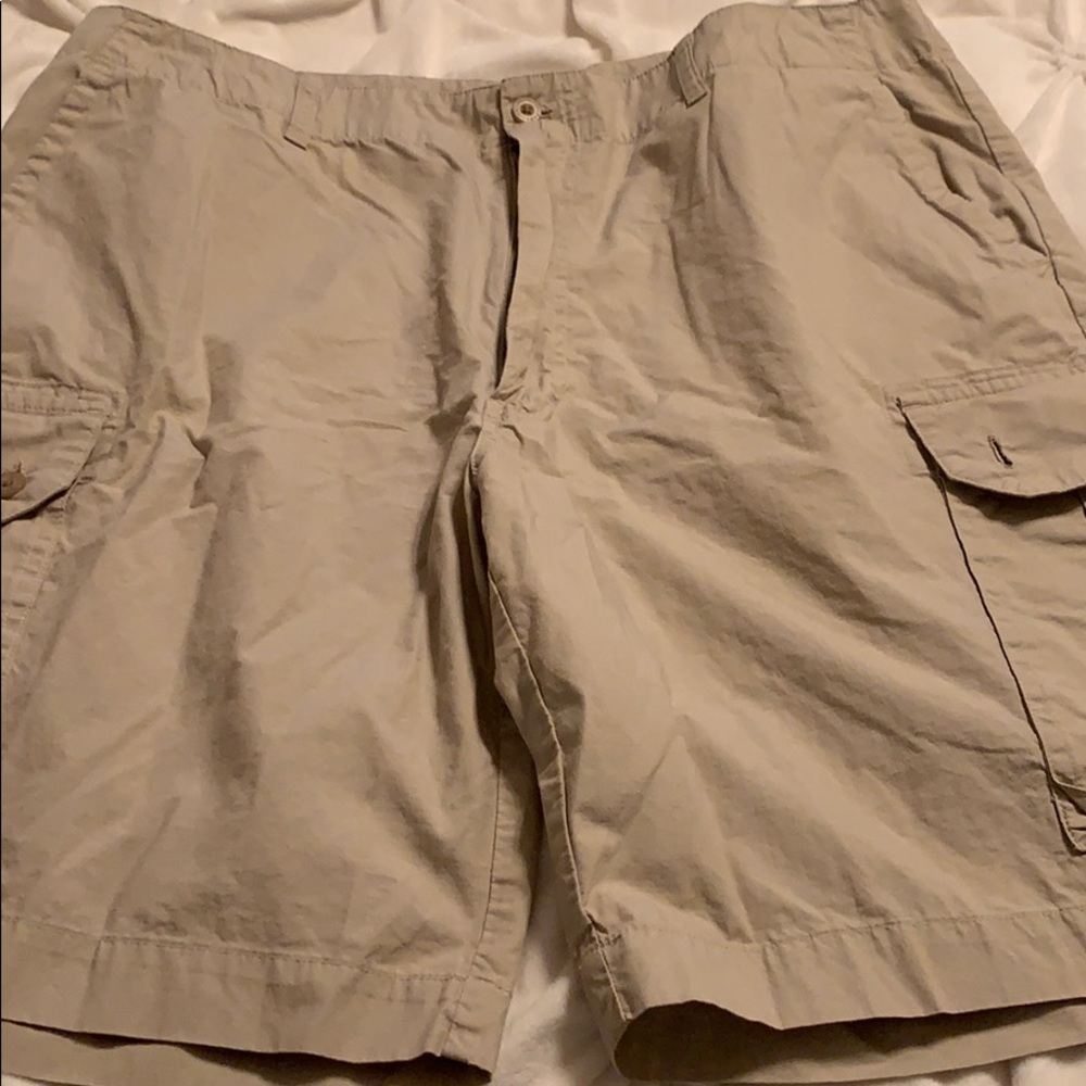 Men’s cargo cotton shorts.